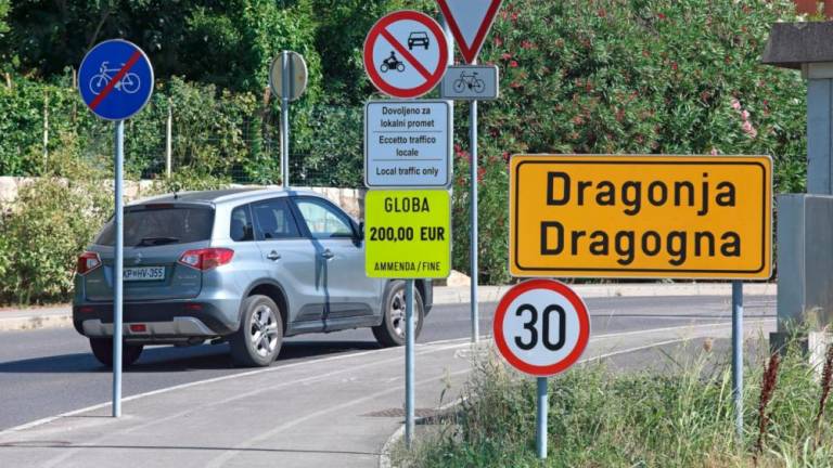 Voznika, ki je drvel po primorski avtocesti, ustavili v Dragonji