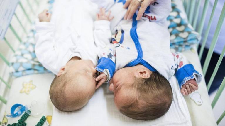 Manj rojstev ter neznanka pandemije in vojne