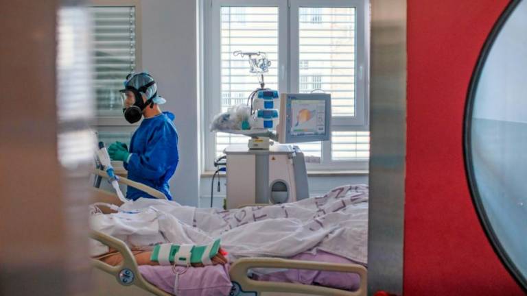 V Sloveniji narašča število hospitaliziranih covidnih bolnikov