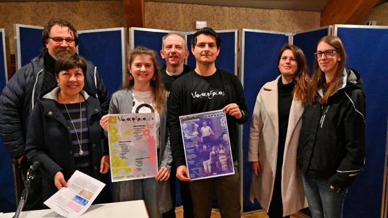 Vokalna eksplozija društva Anakrousis z glasbenimi velikani