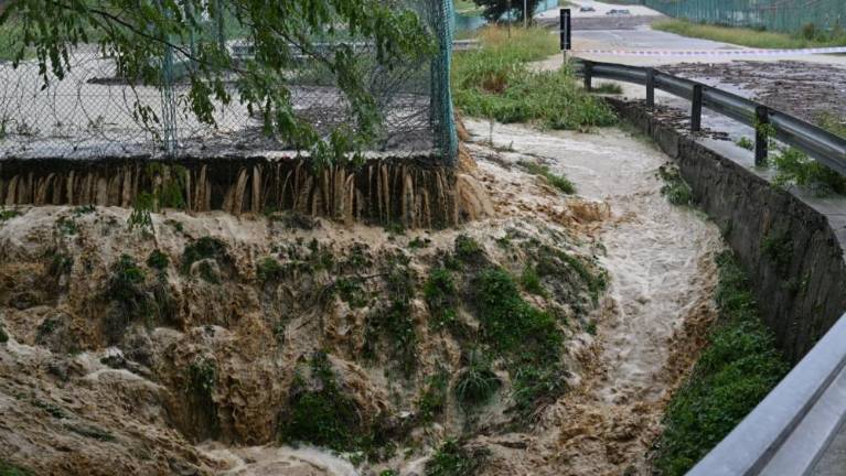 Voda zalila ceste v Bregu