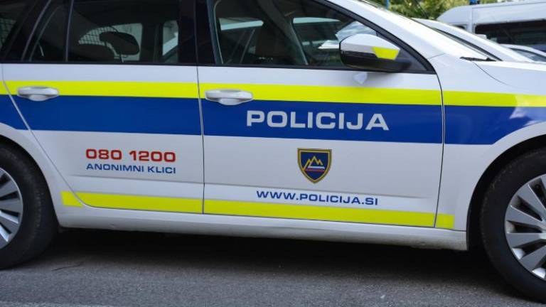 Pri Divači povozil kolesarja in pobegnil