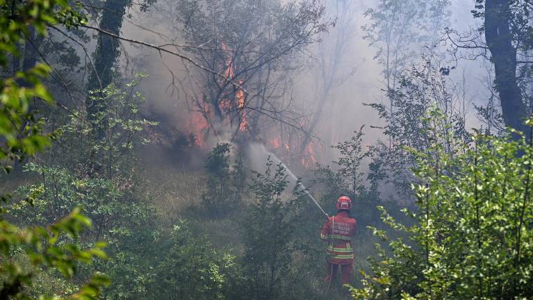 Po nočni straži v zraku droni in helikopter