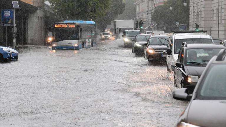 Rumeno in oranžno opozorilo pred neurji