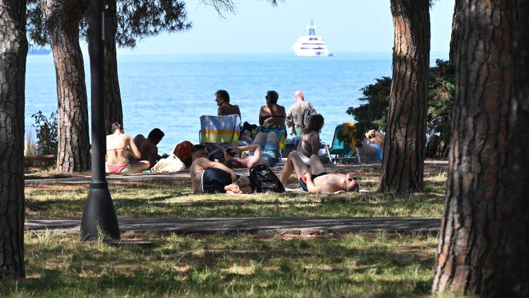 Policisti izsledili deklico, ki se je oddaljila od staršev