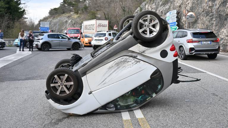 V silovitem trčenju se je prekucnil avtomobil