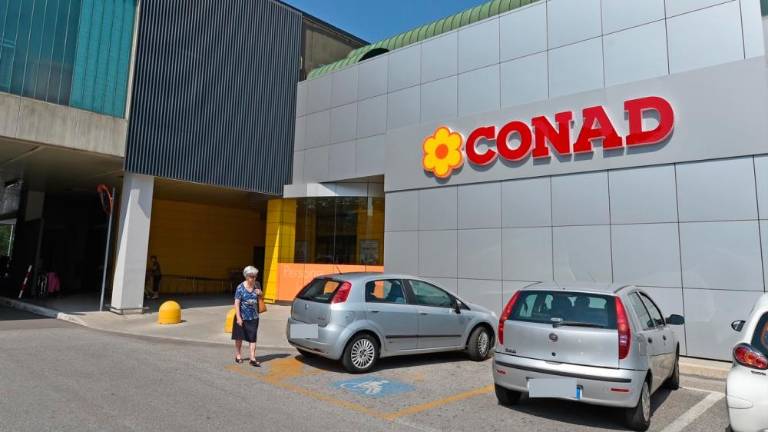 Ženska, ki jo je podrl avtomobil pred trgovino Conad pri Domju, je umrla