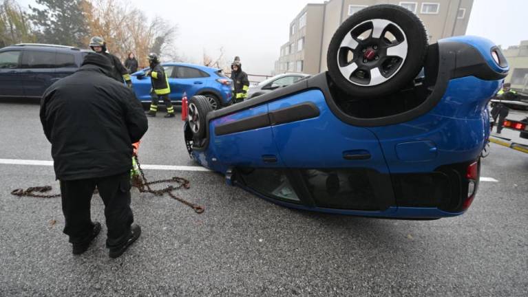 V Ulici Forlanini se je avtomobil prevrnil na streho