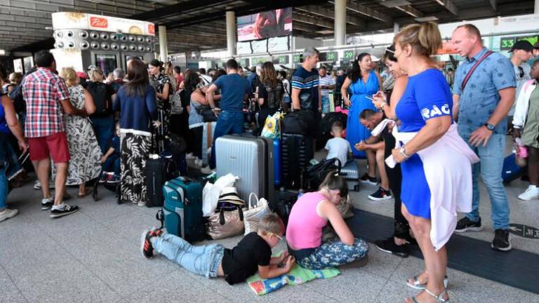 V Catanii zaradi izbruha Etne zaprli letališče