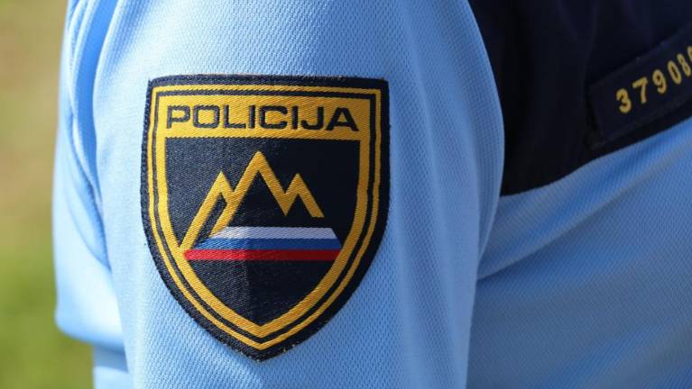 Kolesar zbil peško in zbežal