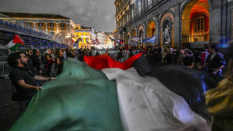 Globalna flotilja sumud pluje naprej proti Gazi