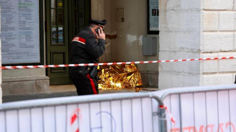 Pri gledališču Verdi našli mrtvega moškega