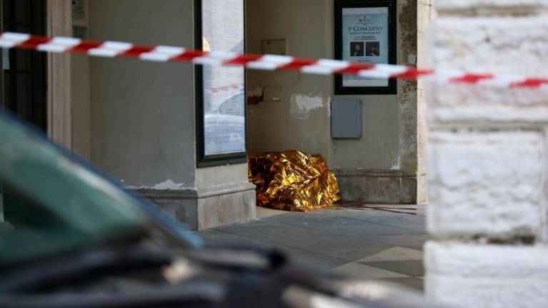 Pri gledališču Verdi našli mrtvega moškega
