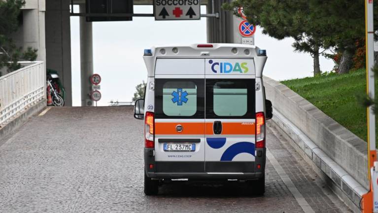 V Miljah padec s kolesa, v Trstu slabost na ladji