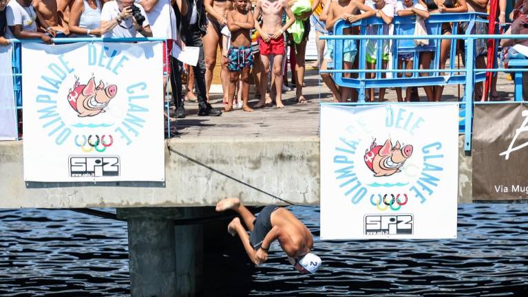 V vodo v kostumih vseh vrst