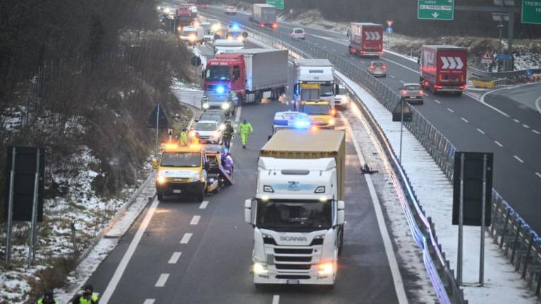 Na Krasu poledica povzroča prometne nesreče in zastoje