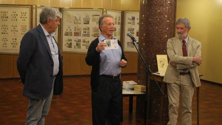 Vztrajajo, čeprav vse manj ljudi še piše razglednice