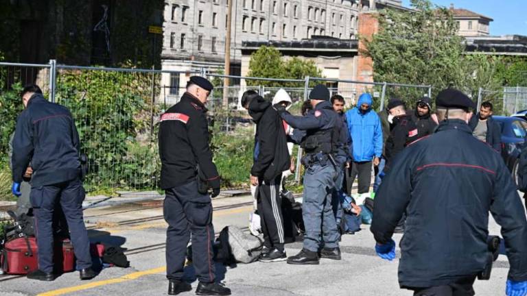 V Starem pristanišču premeščajo migrante