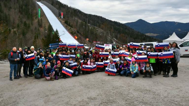 Tudi slovenski šolarji iz Italije so včeraj uživali v poletih v Planici