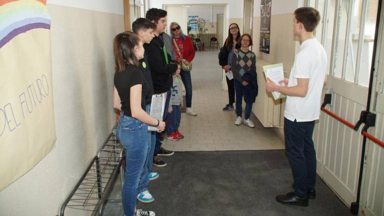 Slovenski dijaki v vlogi vodičev po nekdanji umobolnici