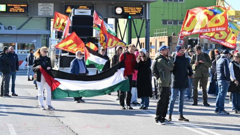 Blokirali so oba vhoda v pristanišče