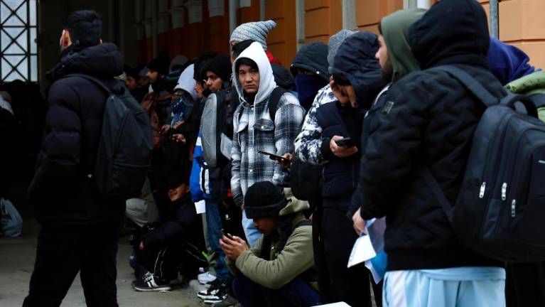 V Starem pristanišču začeli spet seliti begunce