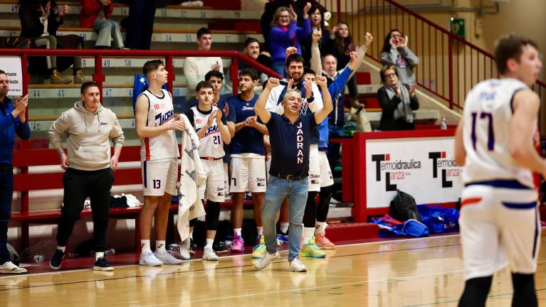 Veselje trenerja Matije Jogana in svojih košarkarjev po zmagi nad Ozzanom (TEDESCHI / FOTODAMJ@N)