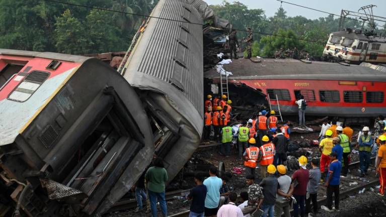 V železniški nesreči v Indiji umrlo najmanj 261 ljudi