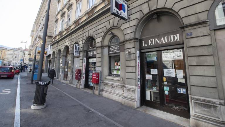 Usoda knjigarne Einaudi neznana, začenja se razprodaja
