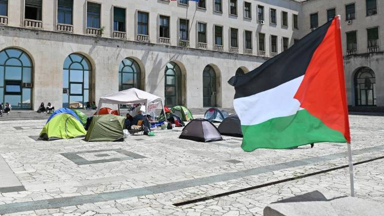 Študenti še protestirajo pred univerzo