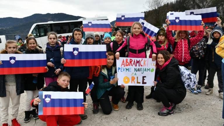 Tudi slovenski šolarji iz Italije so včeraj uživali v poletih v Planici