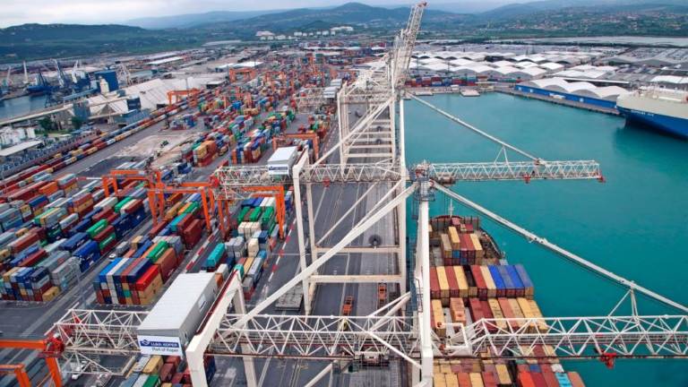 Ladja z domnevno spornim tovorom priplula v Koper