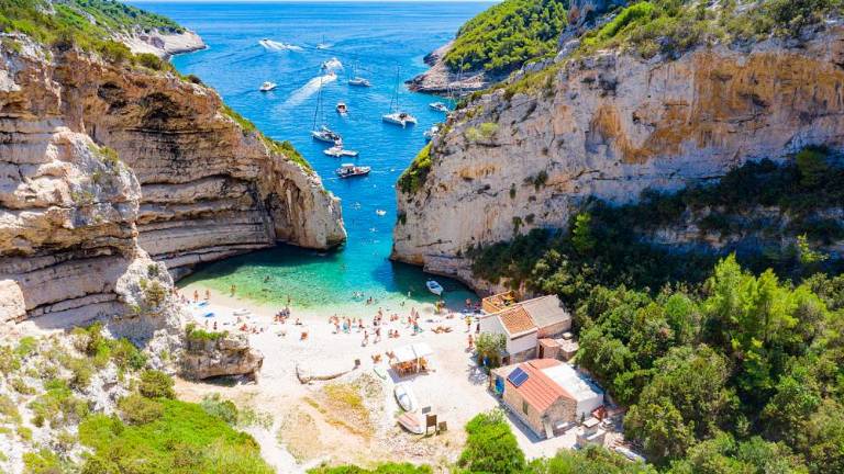 Hrvaški minister pozval k znižanju cen v turizmu za petino