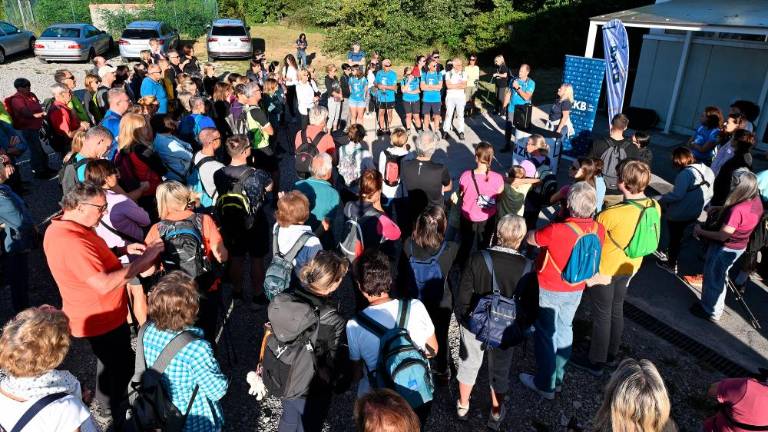 Člani banke peš od Nabrežine do Miramara