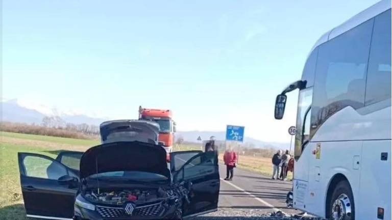 Pri Čedadu čelno trčila avtomobil in poln turistični avtobus