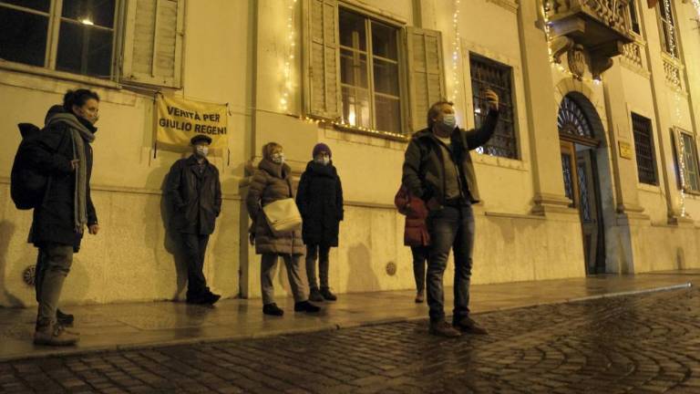 Transparent za Regenija odstranjen in spet izobešen