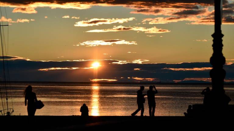 Nikoli kot v teh zadnjih časih se nismo verjetno spraševali, kdaj bomo lahko zagledali luč na dnu predora (FOTODAMJ@N)