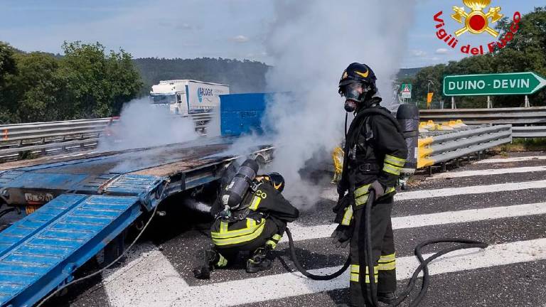 Na avtocestnem priključku zgorel polpriklopnik, ki je prevažal bager