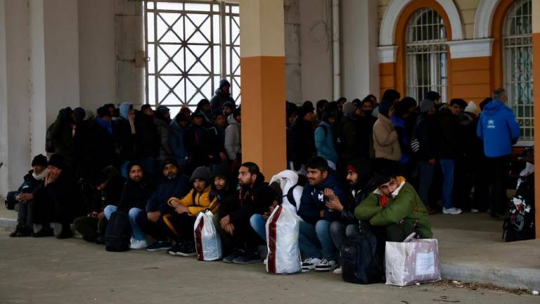 V Starem pristanišču začeli spet seliti begunce