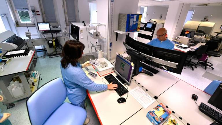 Vse manj hospitaliziranih bolnikov s covidom-19