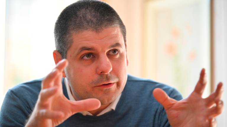 »Ko je na začetku devetdesetih izbruhnila vojna, se je moj oče znašel v njej«