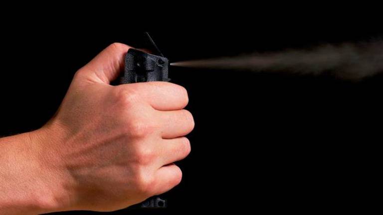 Tatovi s solzivcem nad lastnika stanovanja