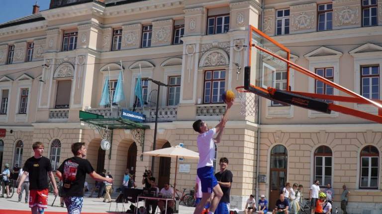 Brezmejni festivali na skupnem goriškem trgu