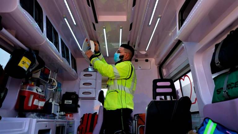 Padel z balkona med opravljanjem manjših hišnih del