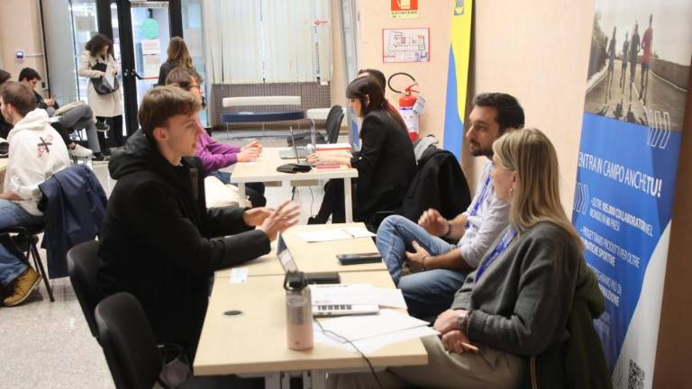 Dvanajst podjetij ponuja šestdeset zaposlitev