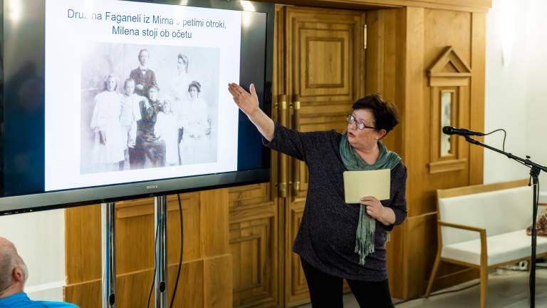 Poklon aleksandrinkam z verzi in glasbo