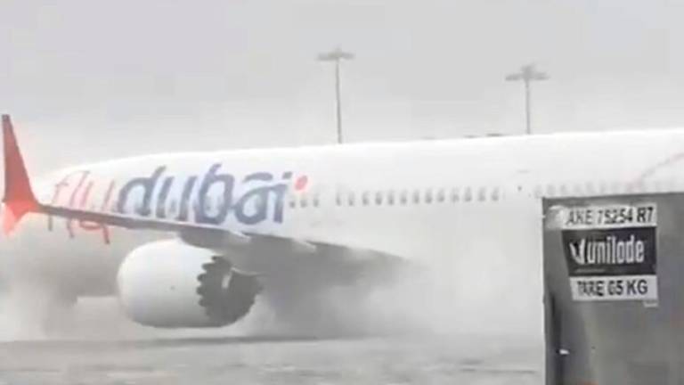 Rekordno deževje v Dubaju, zaprte šole, letalski promet ohromljen