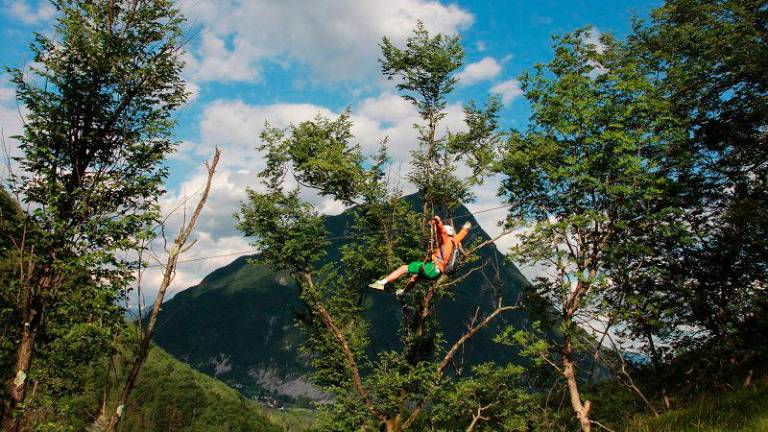 Ženska in deklica huje poškodovani na jeklenici nad Bovcem