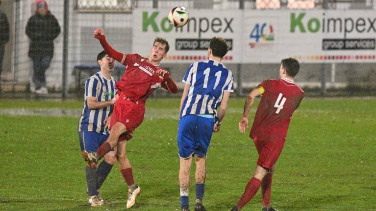 Nogometaš Krasa Dean Pertot v skoku z glavo (FOTODAMJ@N)