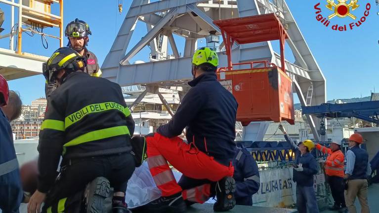 Danes je člana posadke ledolomilca Laura Bassi obšla slabost